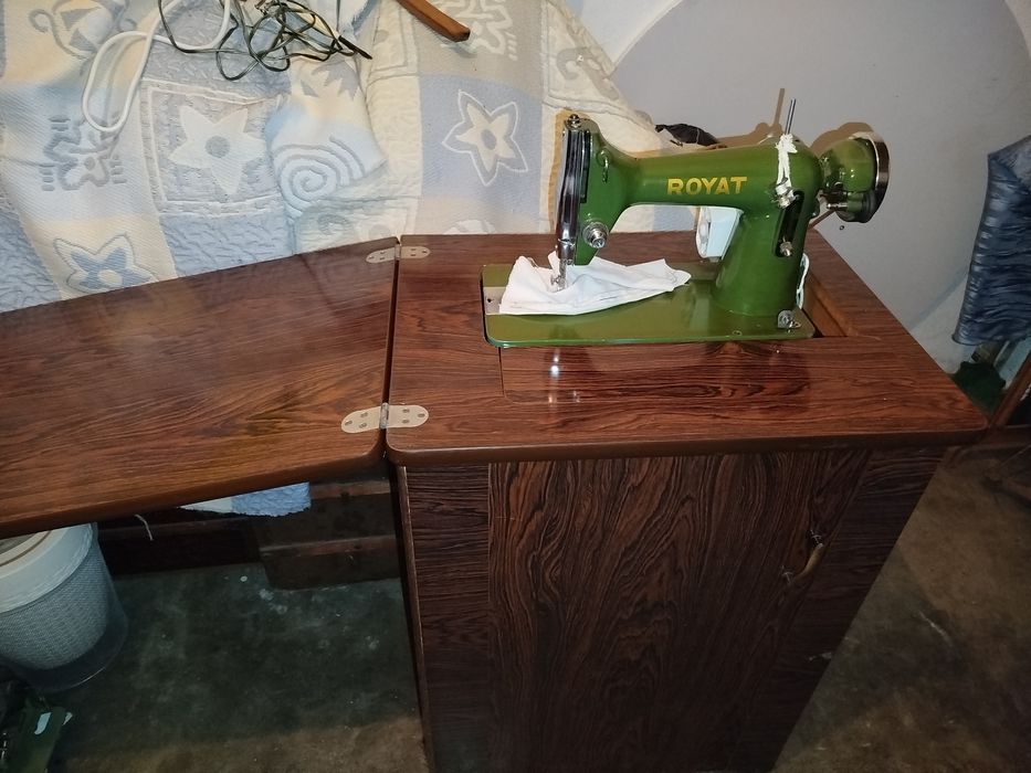 Máquina de costura royat com movel