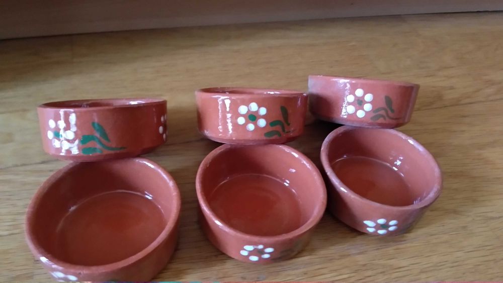 Pratos decorativos, vaso de porcelana e taças de barro