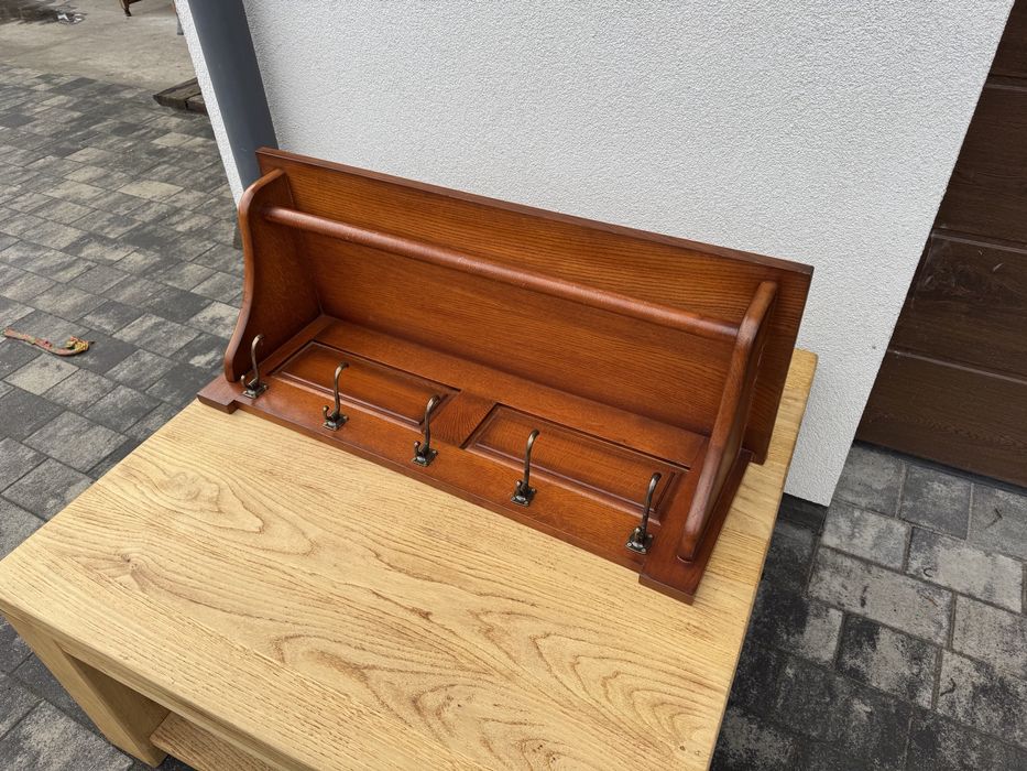 Дубова настінна вішалка привезена з Нідерландів.