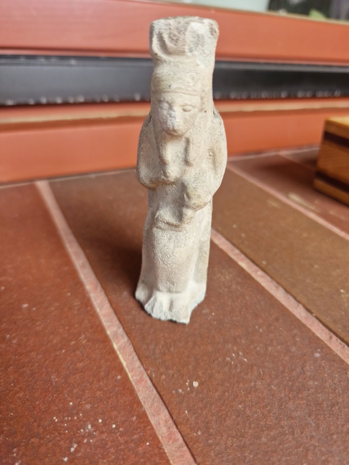 Figurka kamienna Izydy karmiącej Horusa