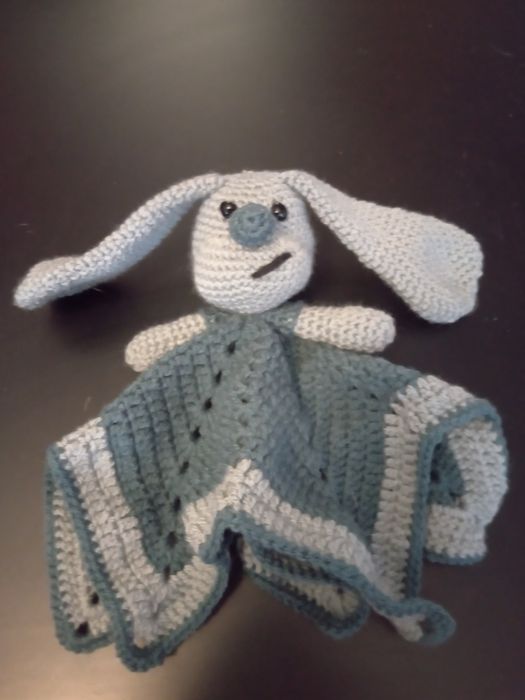 Królik/zajac z kocykiem na szydełku