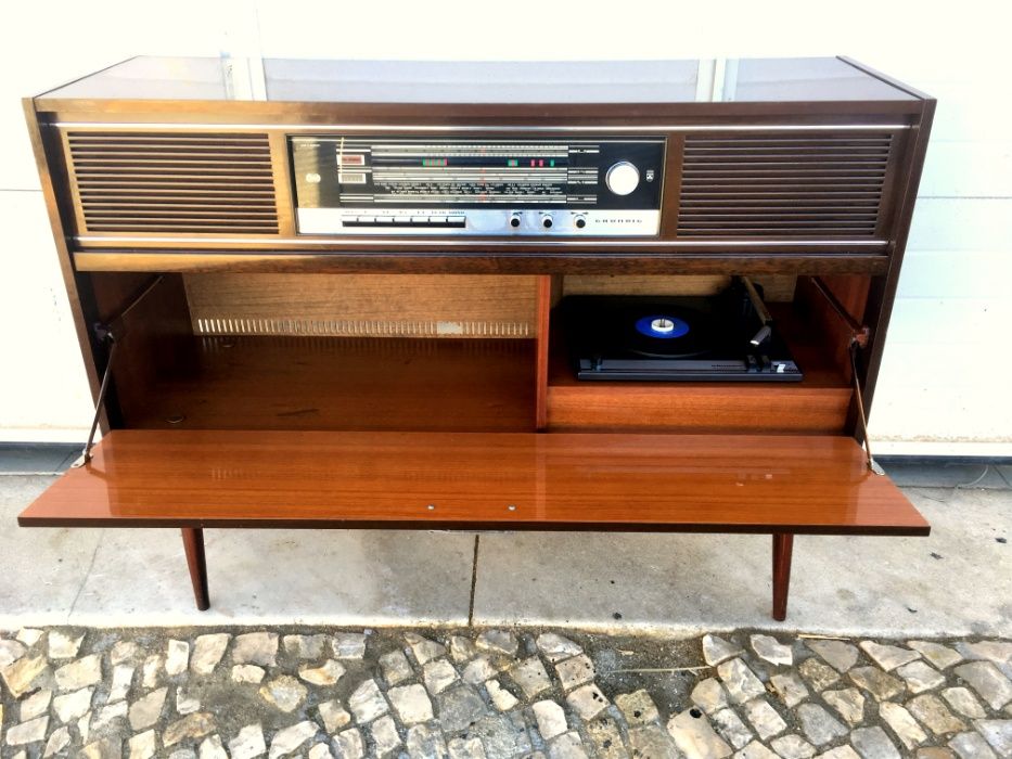 Aparador rádio gira discos Grundig a funcionar 118comp X 36prof X 89al