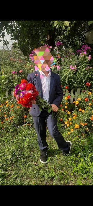 Продам дитячий костюм 600 грн