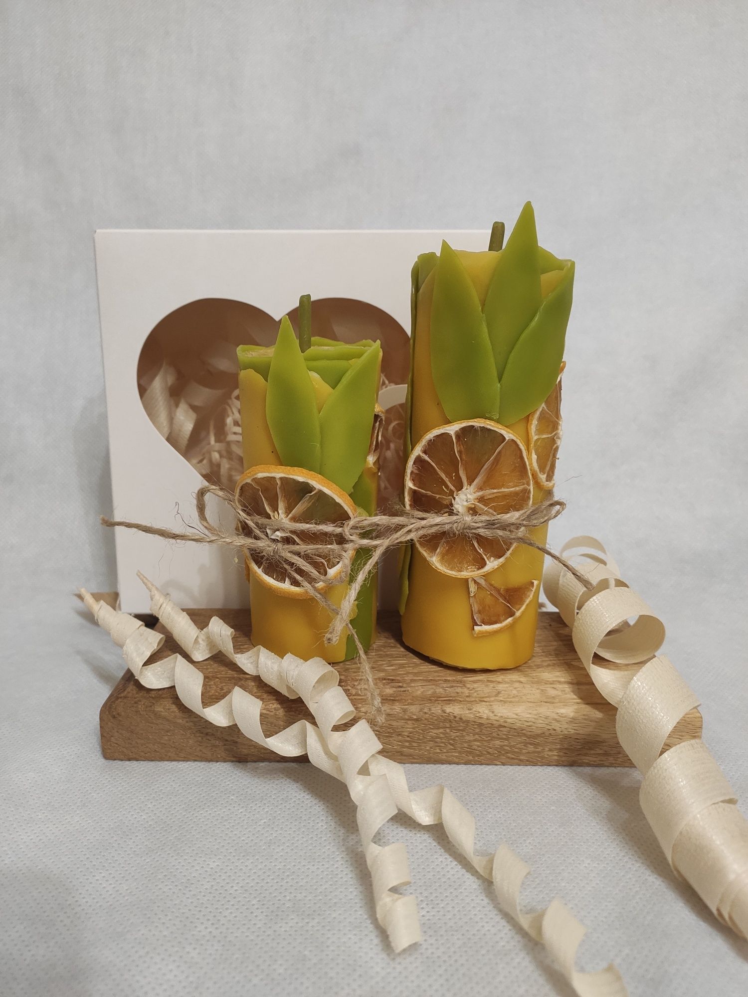 Свічка із натуральної вощини декорована восковими пластинами Лимон