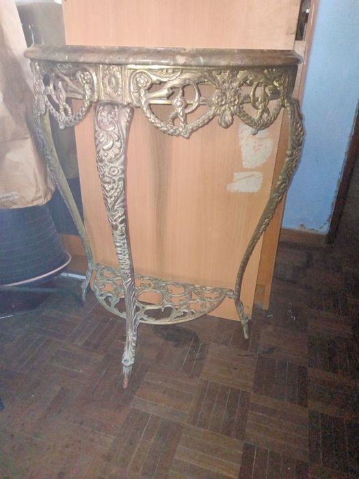 Mesa em bronze com detalhes.