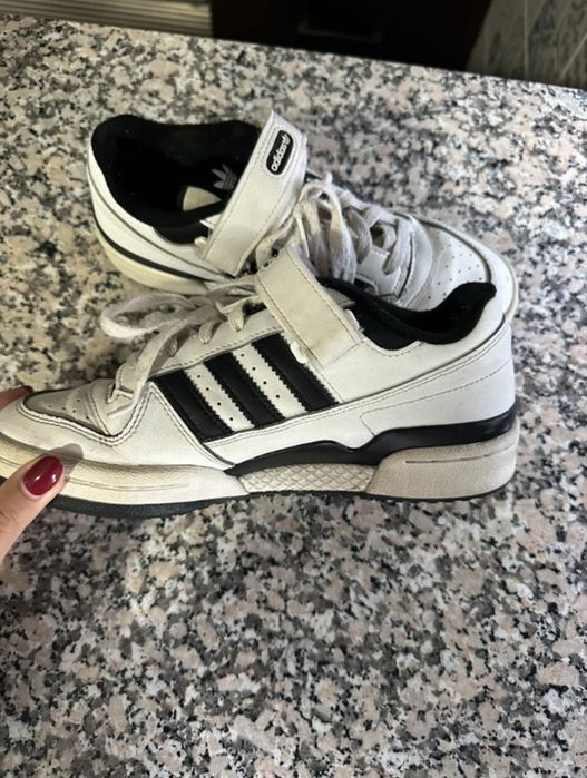 tenis brancos e pretos das adidas,tamanho 38.5