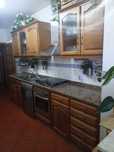 Mobília de cozinha em madeira castanho