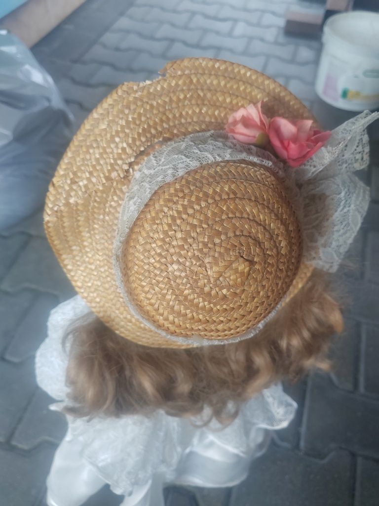 Lalka porcelanowa w białej sukience
