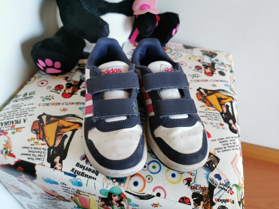 Vários pares de sapatilhas