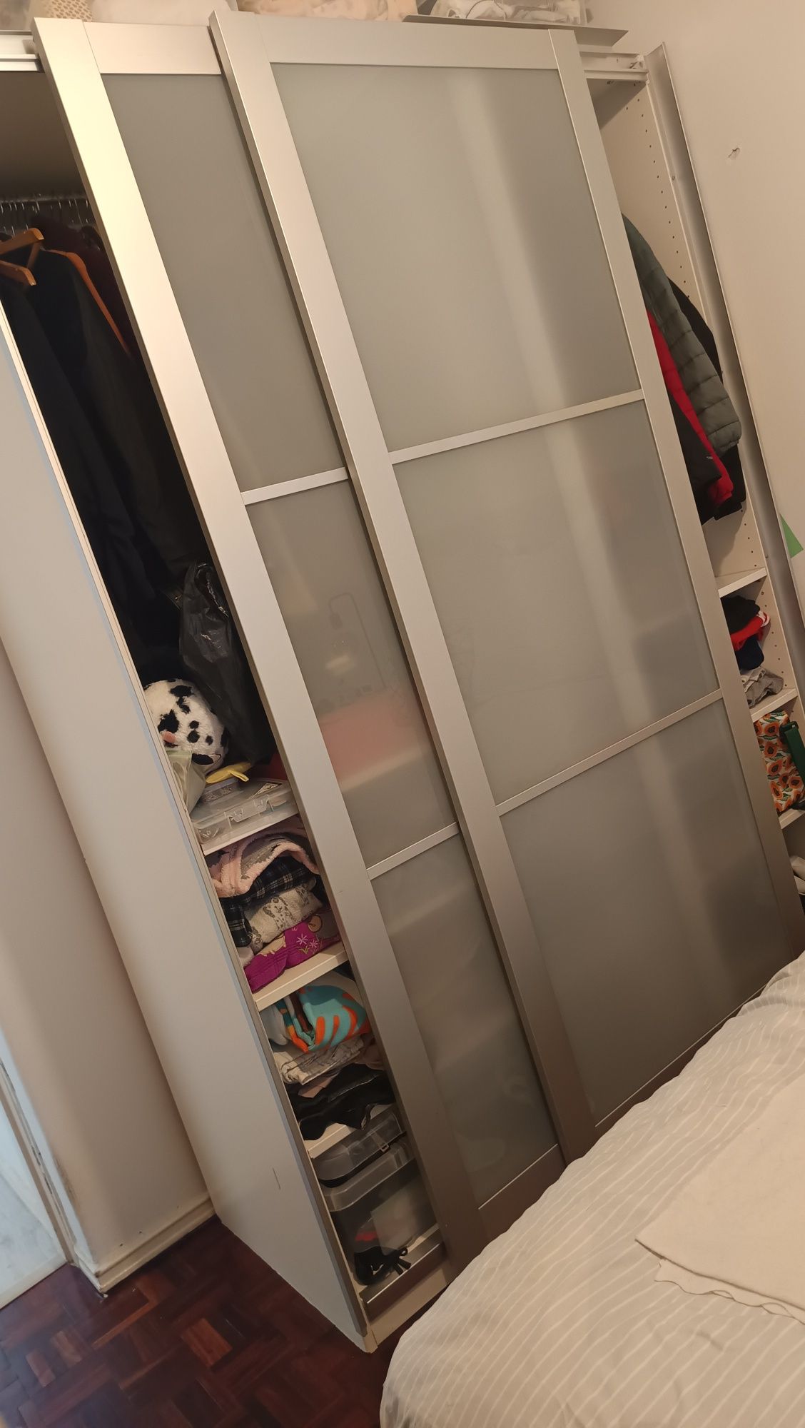 Guarda roupa 2m altura 1.50 comprimento e 60 cm de profundidade