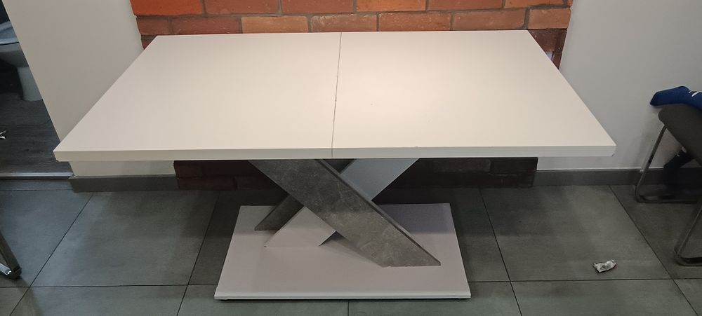 Stół bialy do salonu/kuchni
