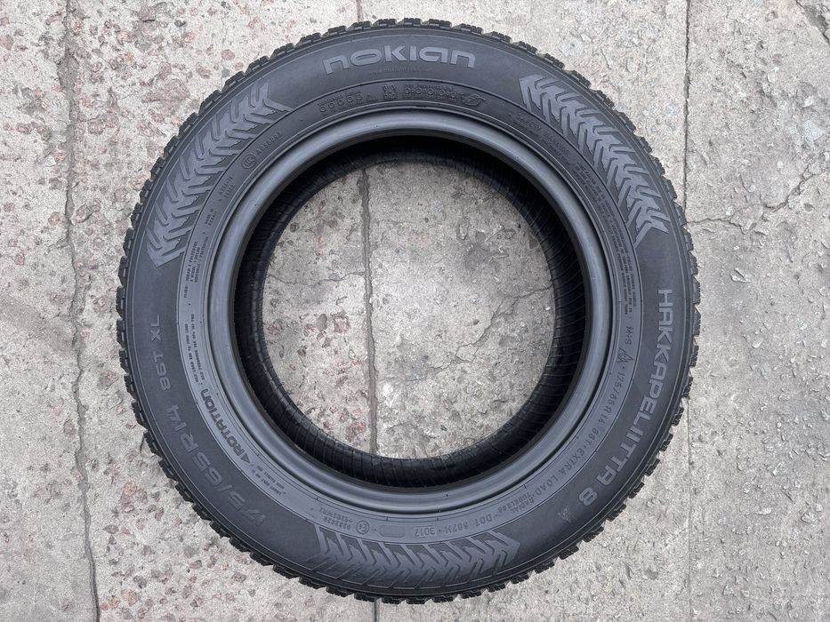 175/65 r14 Nokian Hakkapeliitta 8 зима шип (6+ мм.) конец 2017 года