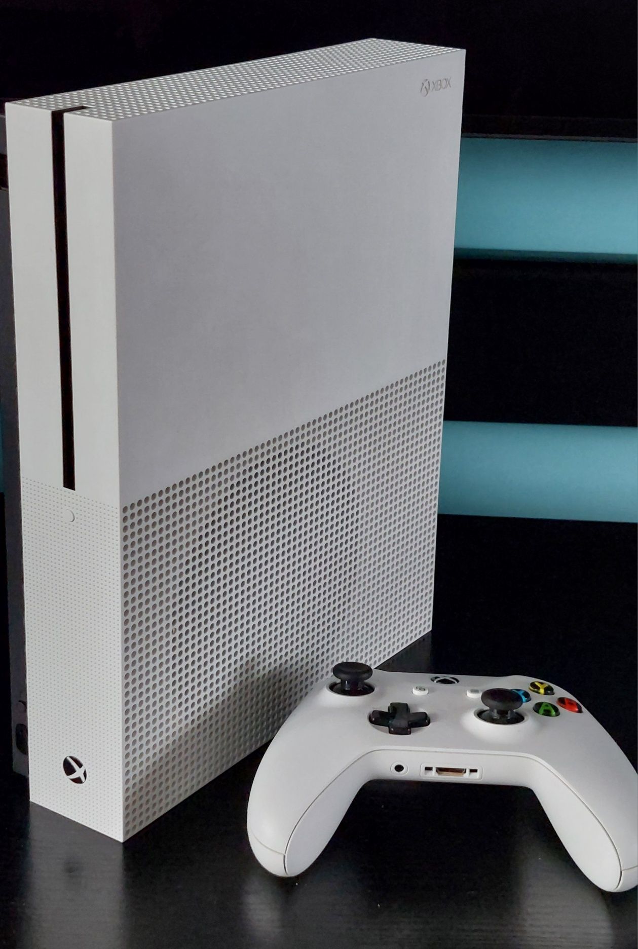 Konsola Xbox One S 1TB plus dwie gry Wiedźmin z dodatkami