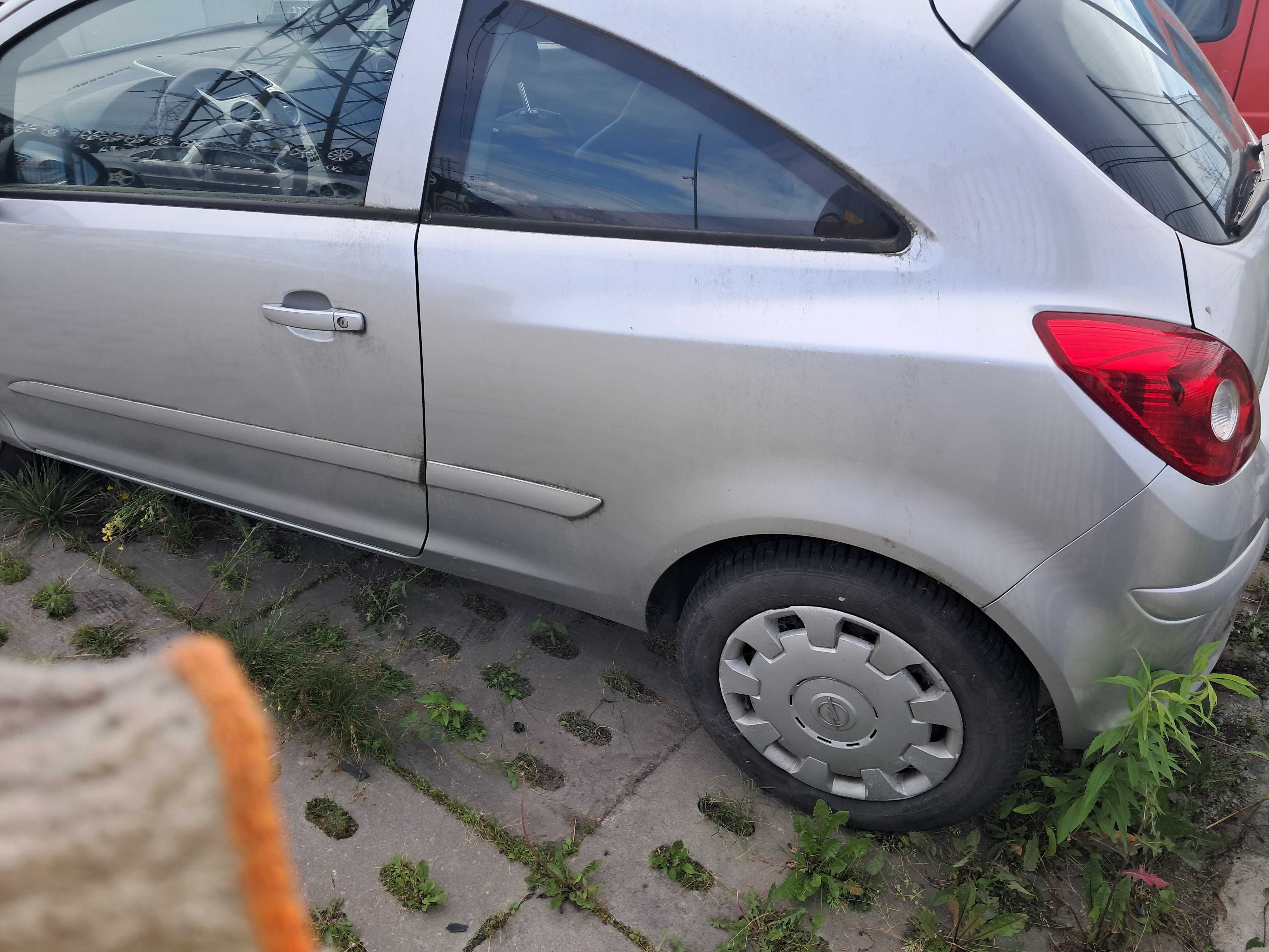 Opel Corsa D na Części 3 Drzwi 1.3cdti Manual Kolor Srebrny Zdrowe El.