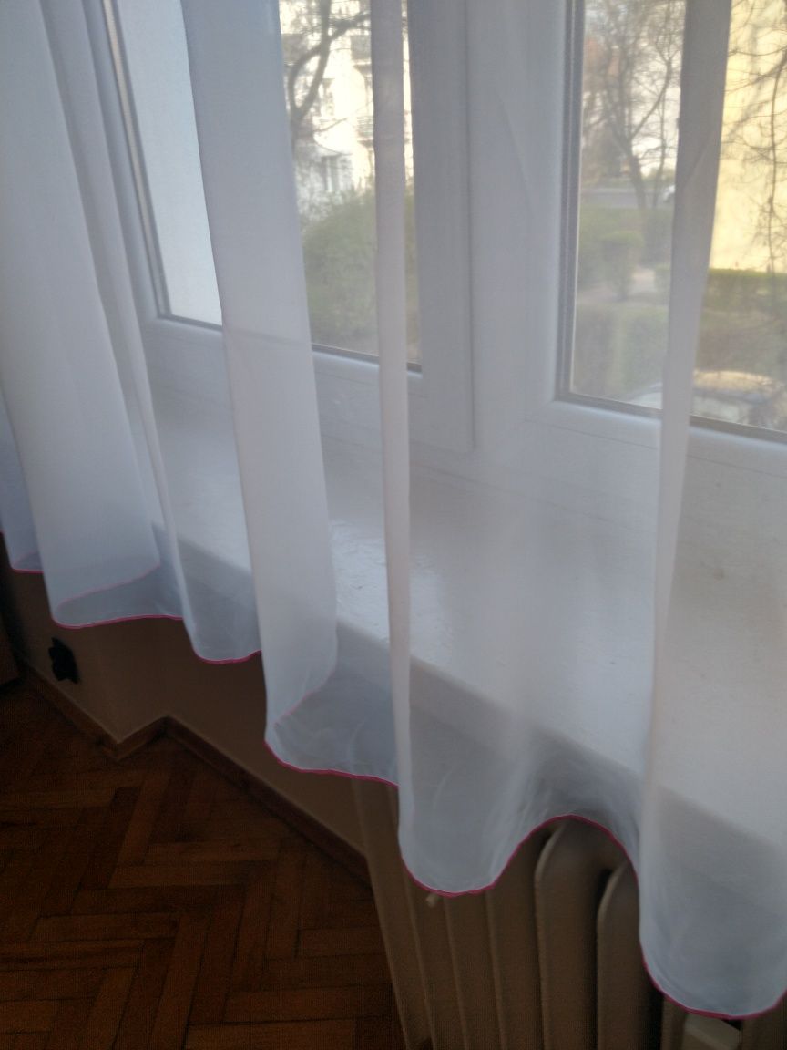 Firanka gotowa do pokoju dziecięcego z różowym obszyciem 160x150 cm