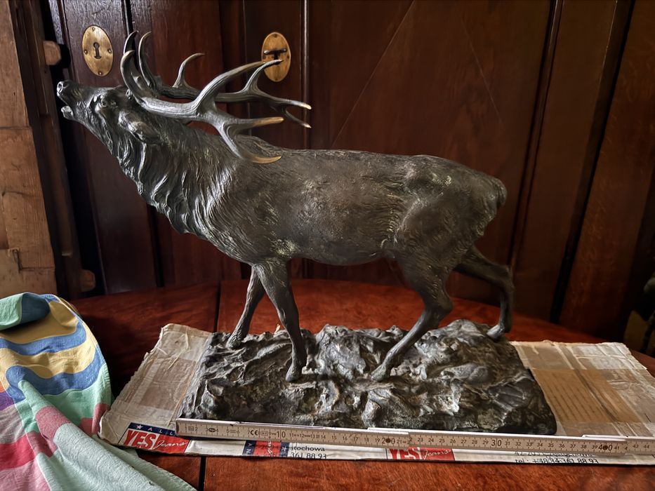 Jelen figurka na podstawie