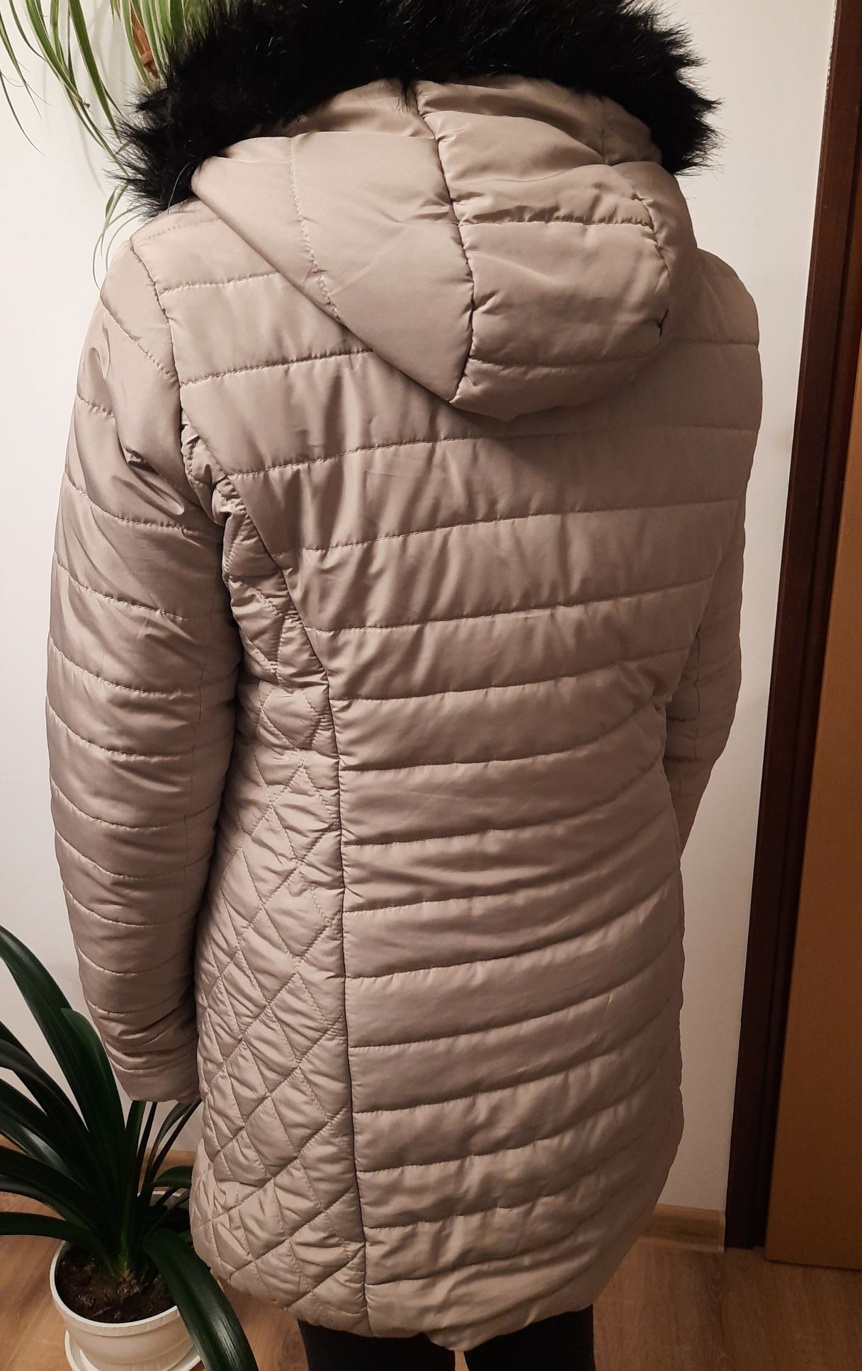Dłuższa kurtka damska z kapturem - rozmiar M