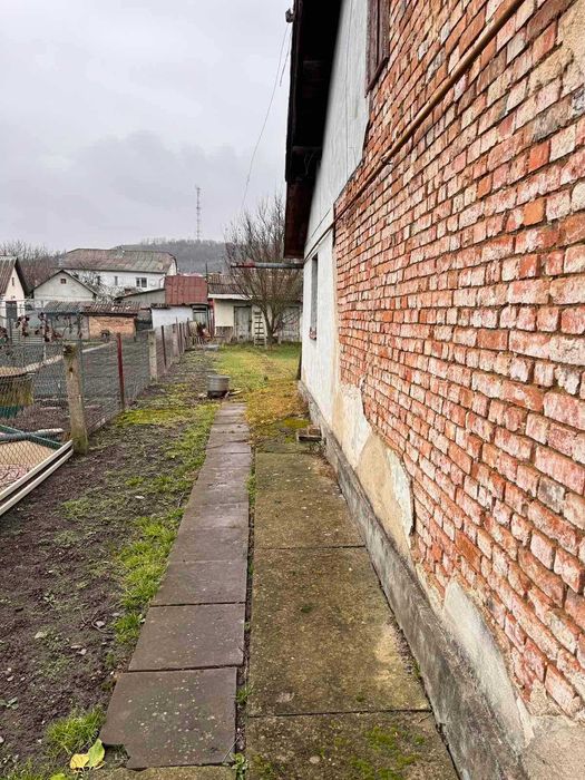 Частина будинку з ділянкою