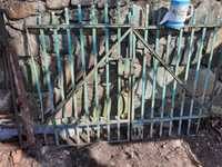 Stare ogrodzenie z bramką  ,kute-nitowane