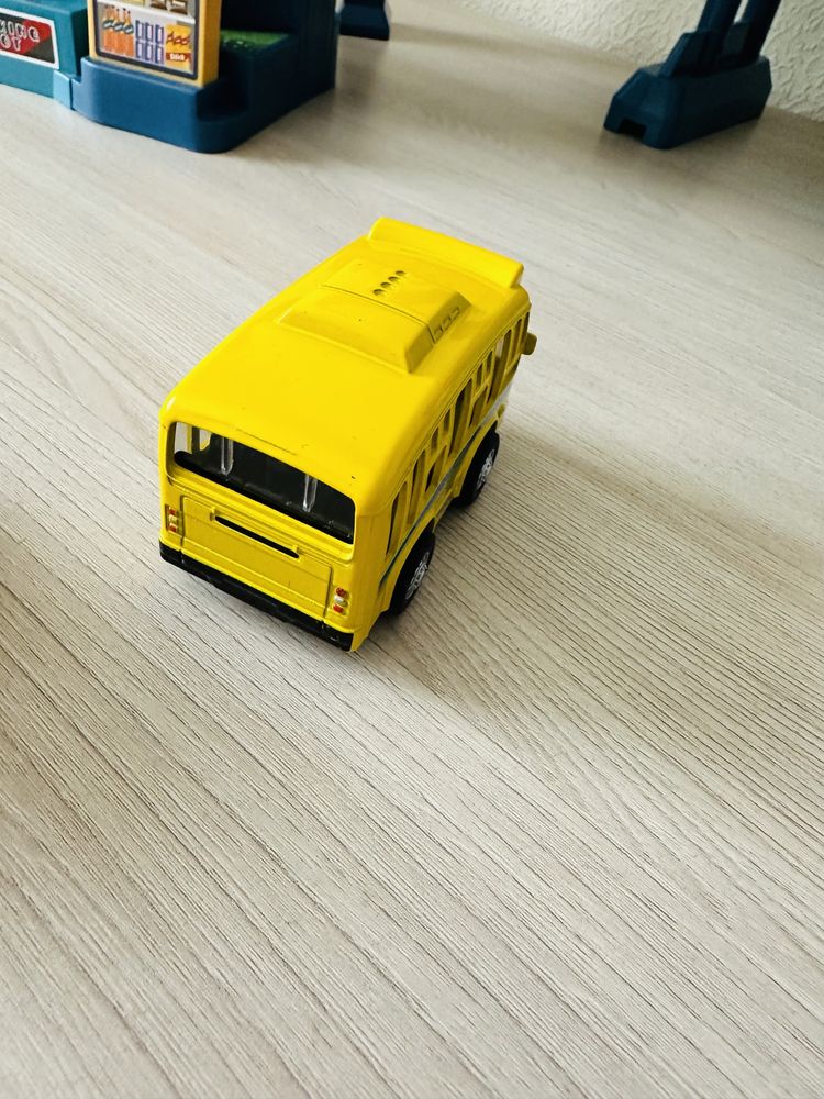 Автобус іграшка