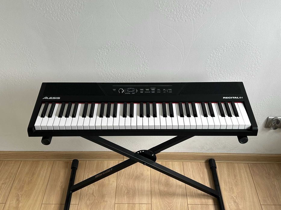 Alesis Recital 61 – kompaktowe pianino cyfrowe ze stojakiem