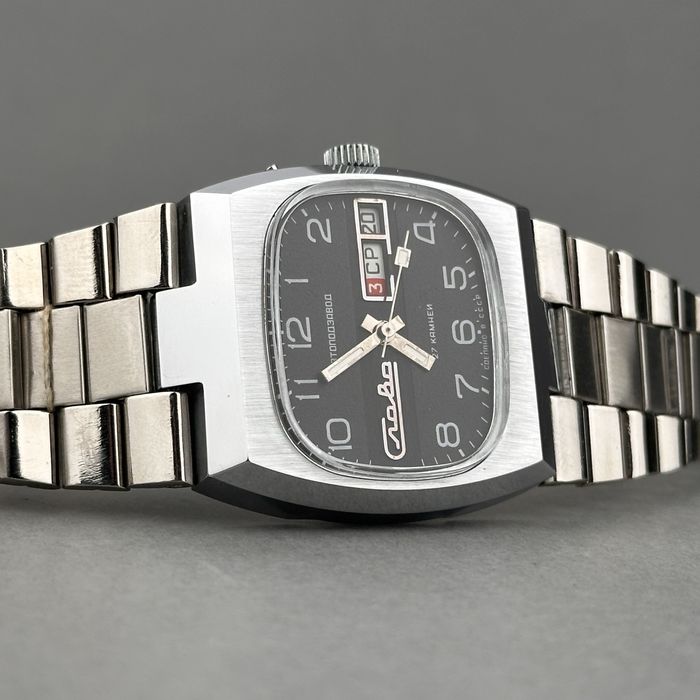 Zegarek vintage Slava – Tank | czarna tarcza | dzień + data | USSR