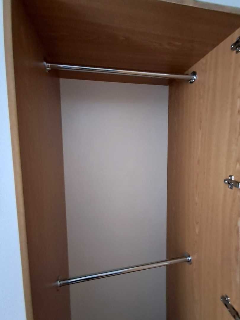 Szafa na ubrania z drążkami.