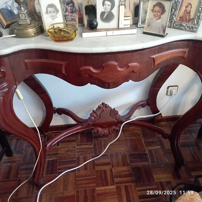 Mesa com tampo de mármore com história