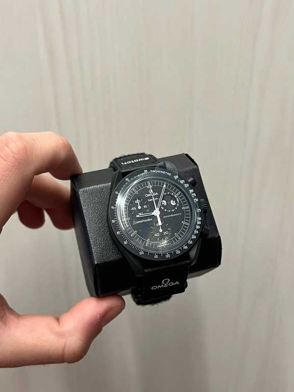 SO33B700 Omega x Swatch Snoopy：Czarny Zegarek z Snoopym
