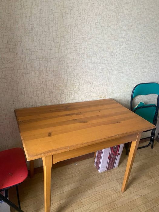 Обідній стіл б/у + 4 розкладні стільці