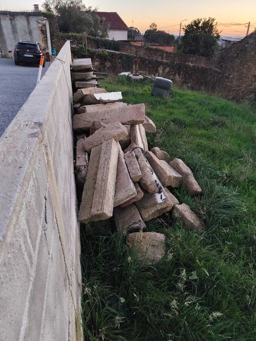 Lagar de pedra e outra pedra