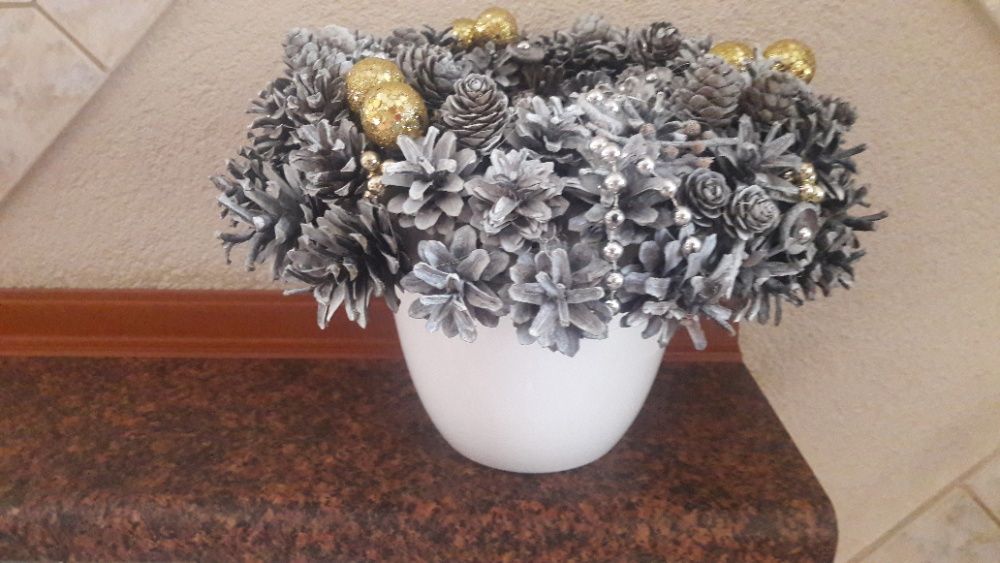 Wianek świąteczny z szyszek sosnowych srebrny złoty 30 cm stroik koło
