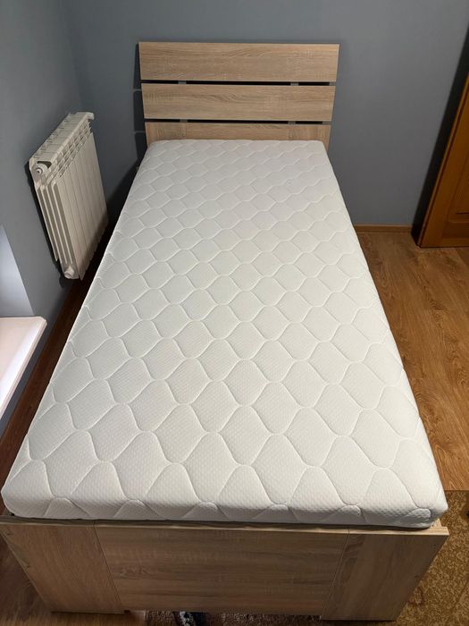 Łóżko z materacem