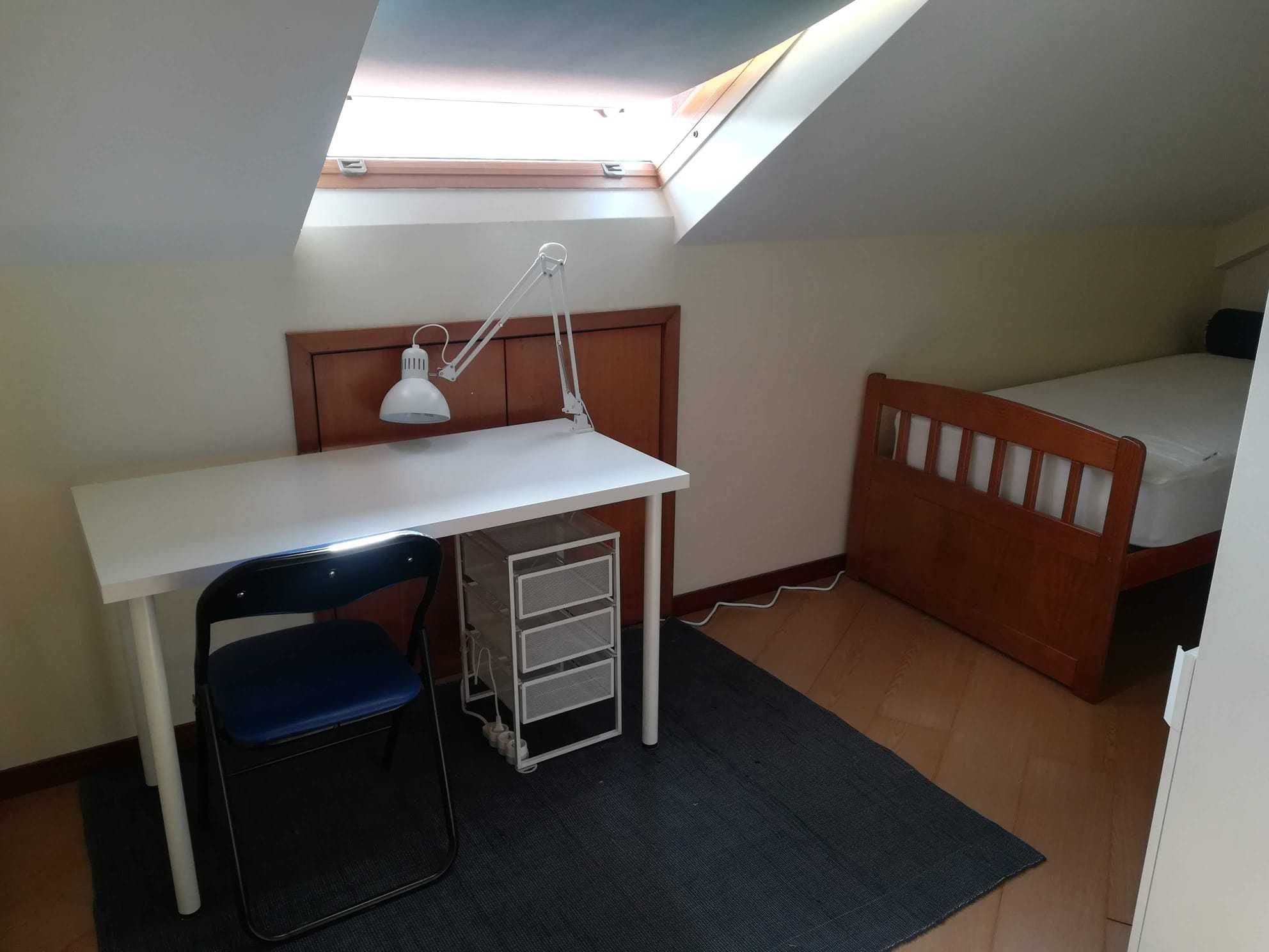 QUARTO a MENINA Estudante Universitária (Paranhos)