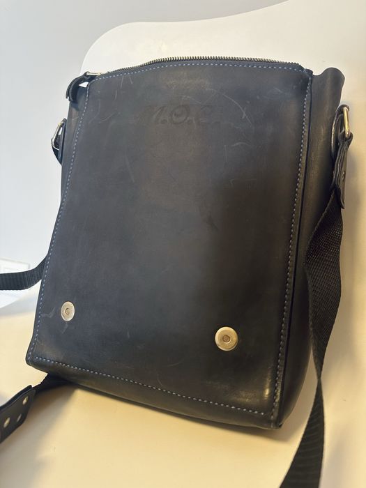 Шкіряна чоловіча сумка-планшет з патріотичним гравіюванням-вишиванка