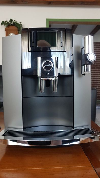 Używany ekspres do kawy Jura E8, świeżo po serwisie, stan bardzo dobry