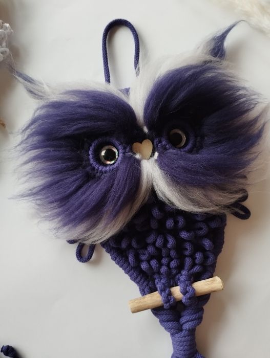 Sowa z wełną czesankowa wykonana metodą makramy