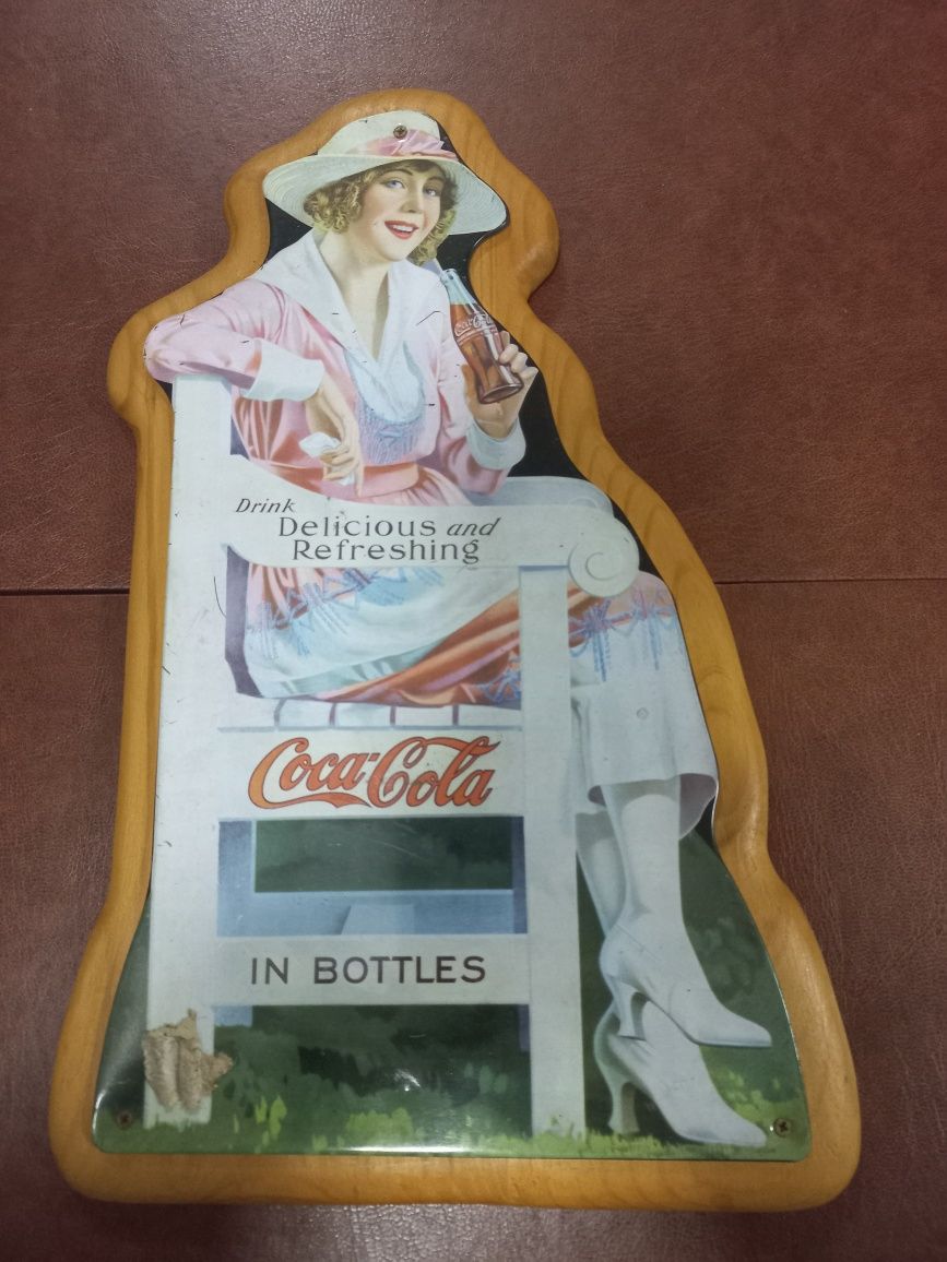 Placa antiga Coca-Cola em base de madeira