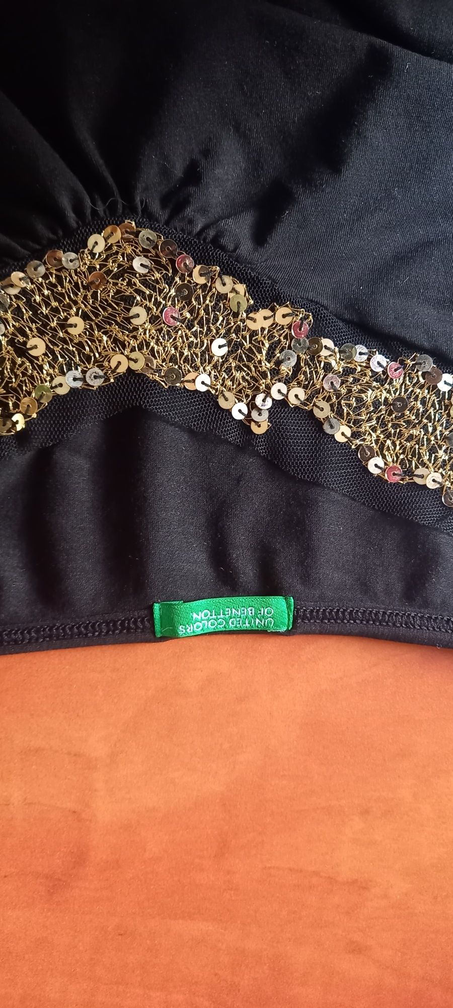 Top czarny ze złotymi cekinami firmy Benetton