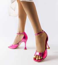 Błyszczące różowe sandały na szpilce z paskiem Delinda 36