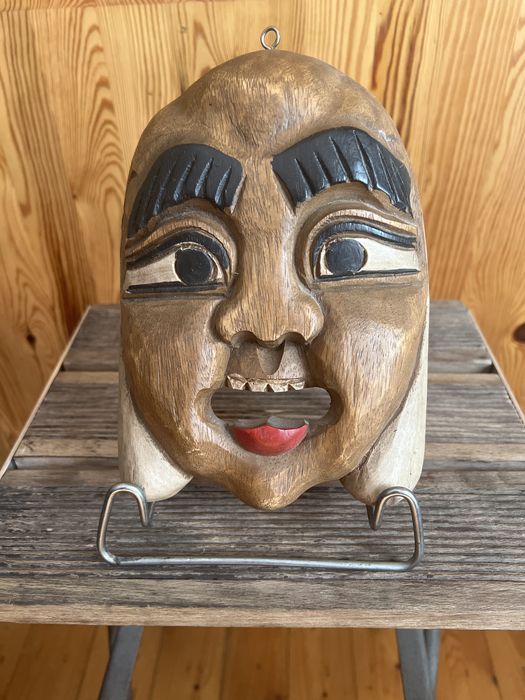 Sprzedam maskę (płaskorzeźba) wykonaną z drewna.