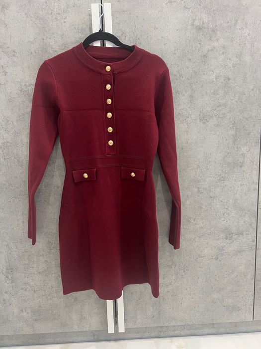 Трикотажна сукня з металевими гудзиками