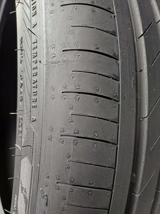 215/50/18 Sprzedam parę opon letnich Goodyear