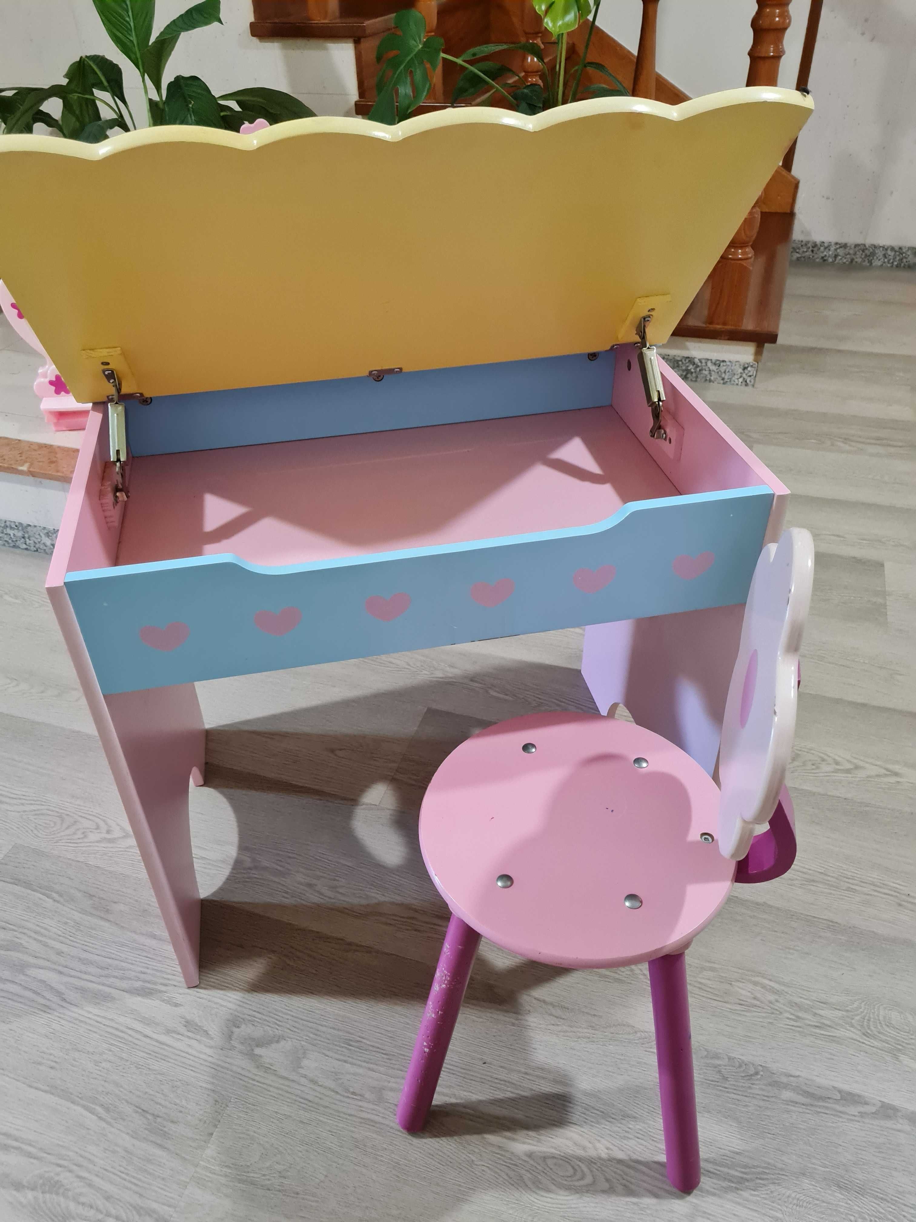 Secretaria cor de rosa