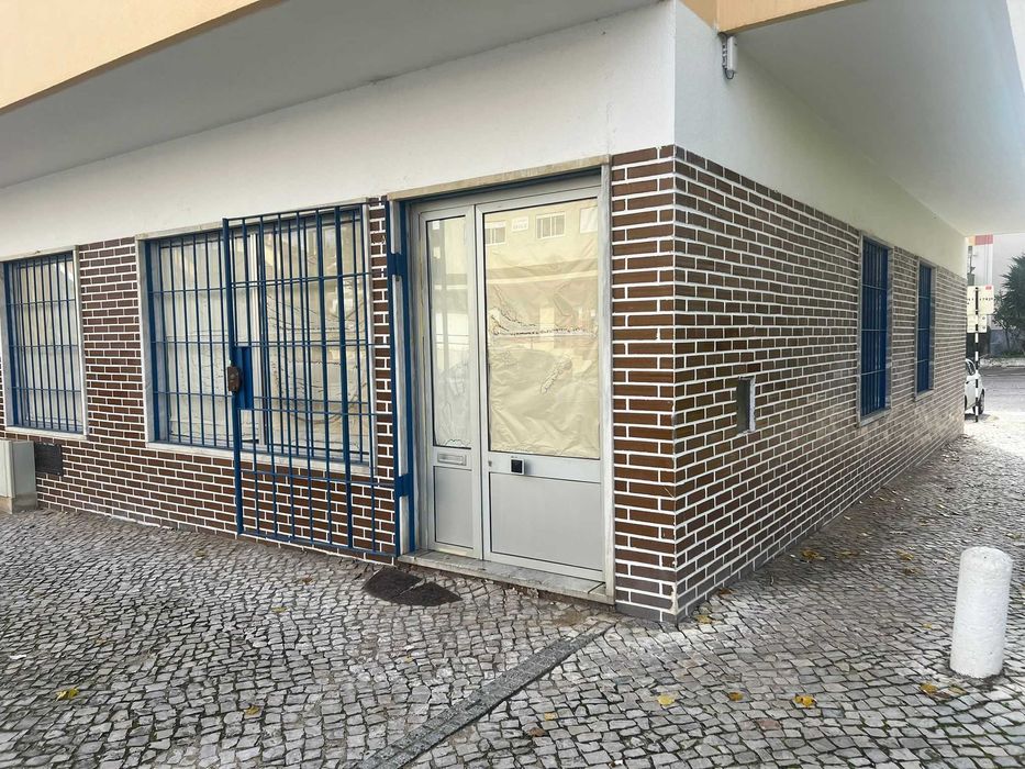 Loja de 250m² na avenida em Amora