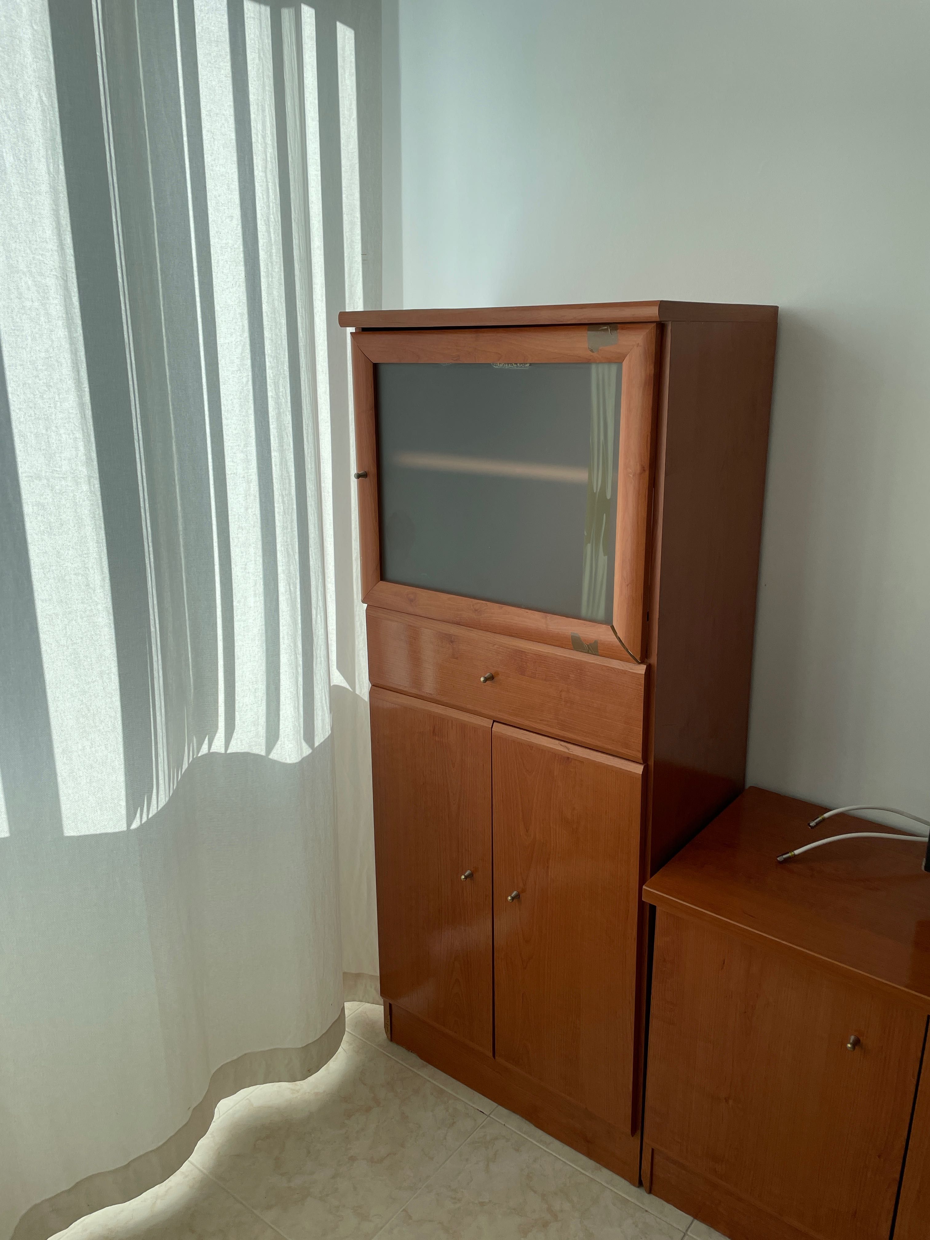 Móvel estante com porta vidro e mesa TV