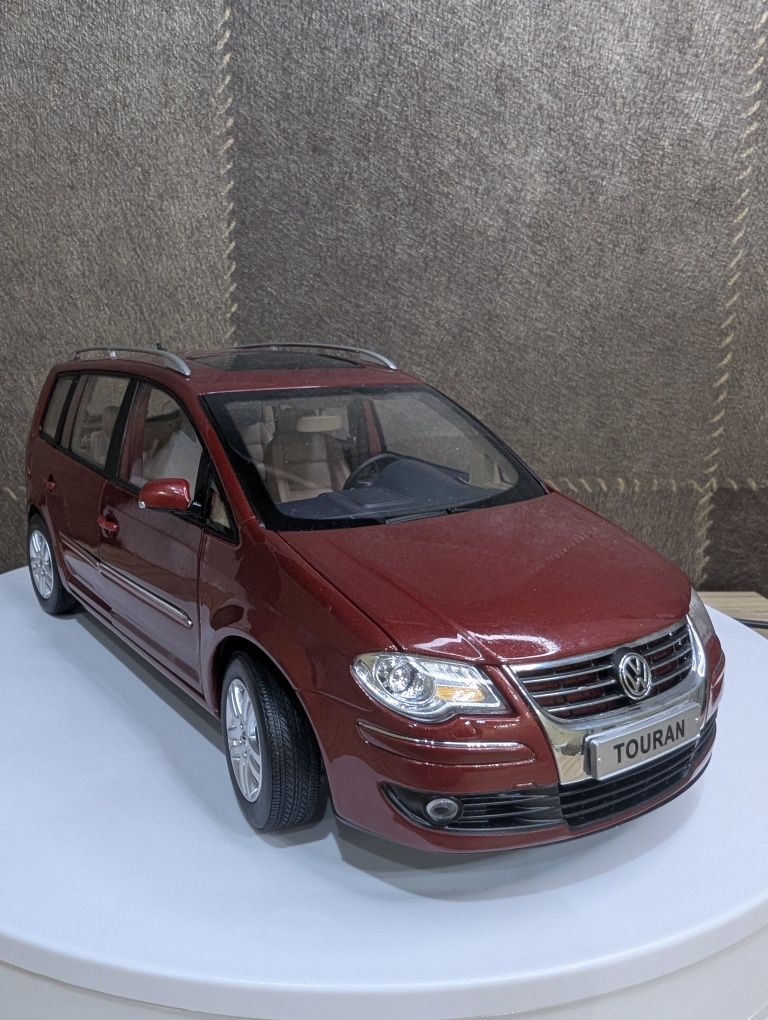 Volkswagen Touran restaling масштаб 1:18