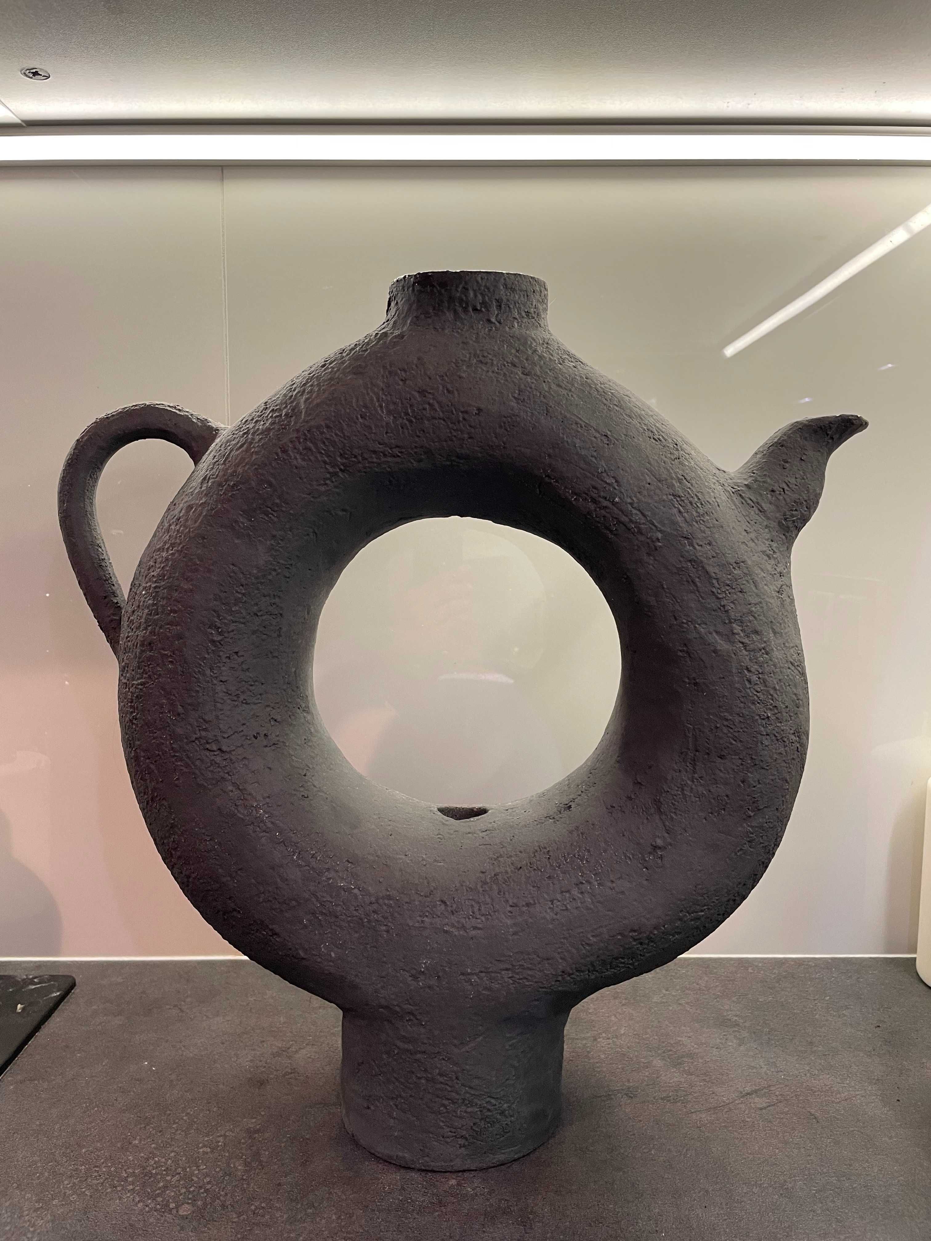 Nowoczesny ręcznie wykonany wazon ceramiczny