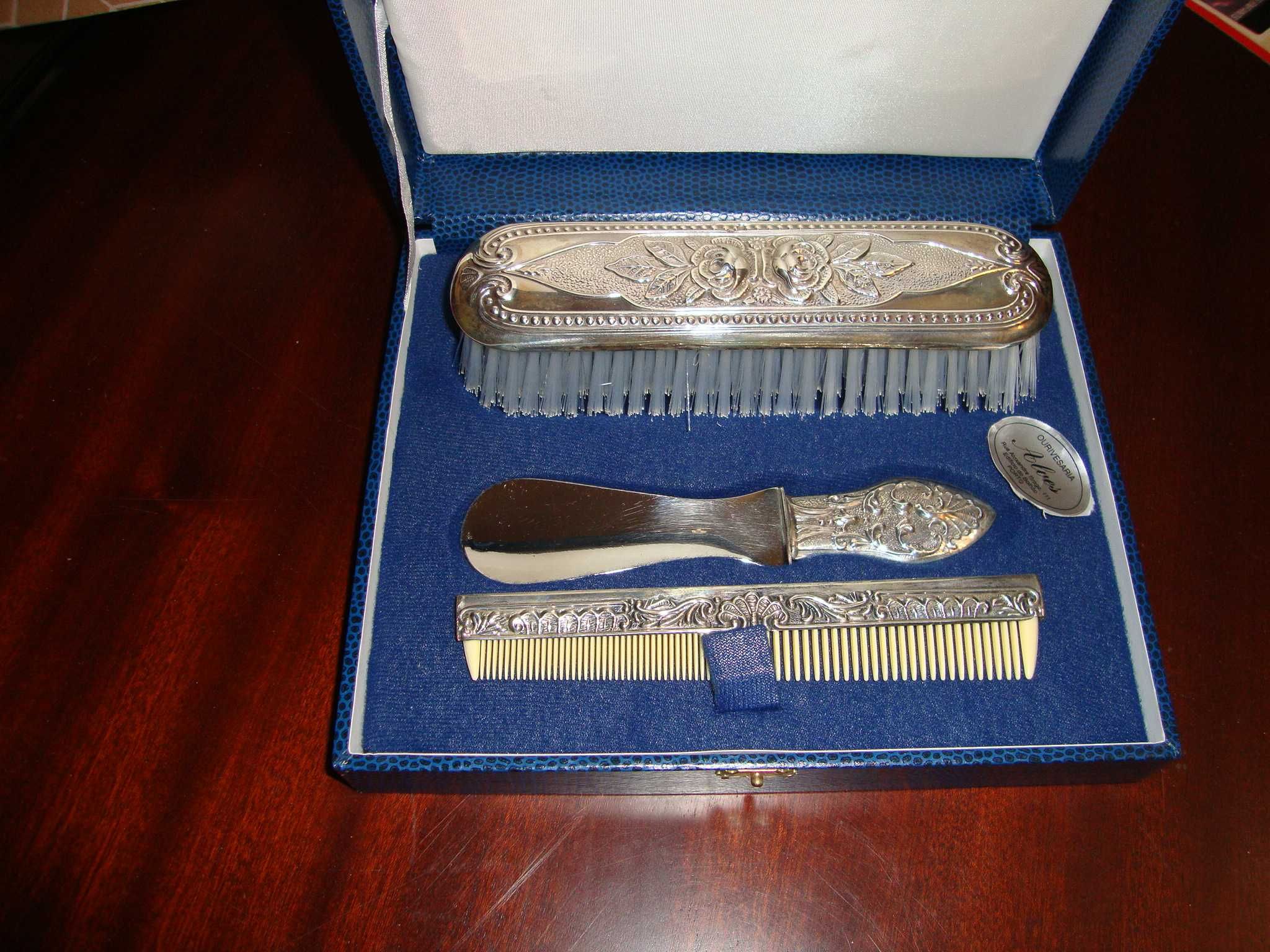 Conjunto Prata (Escova, Pente, Calçadeira) com caixa