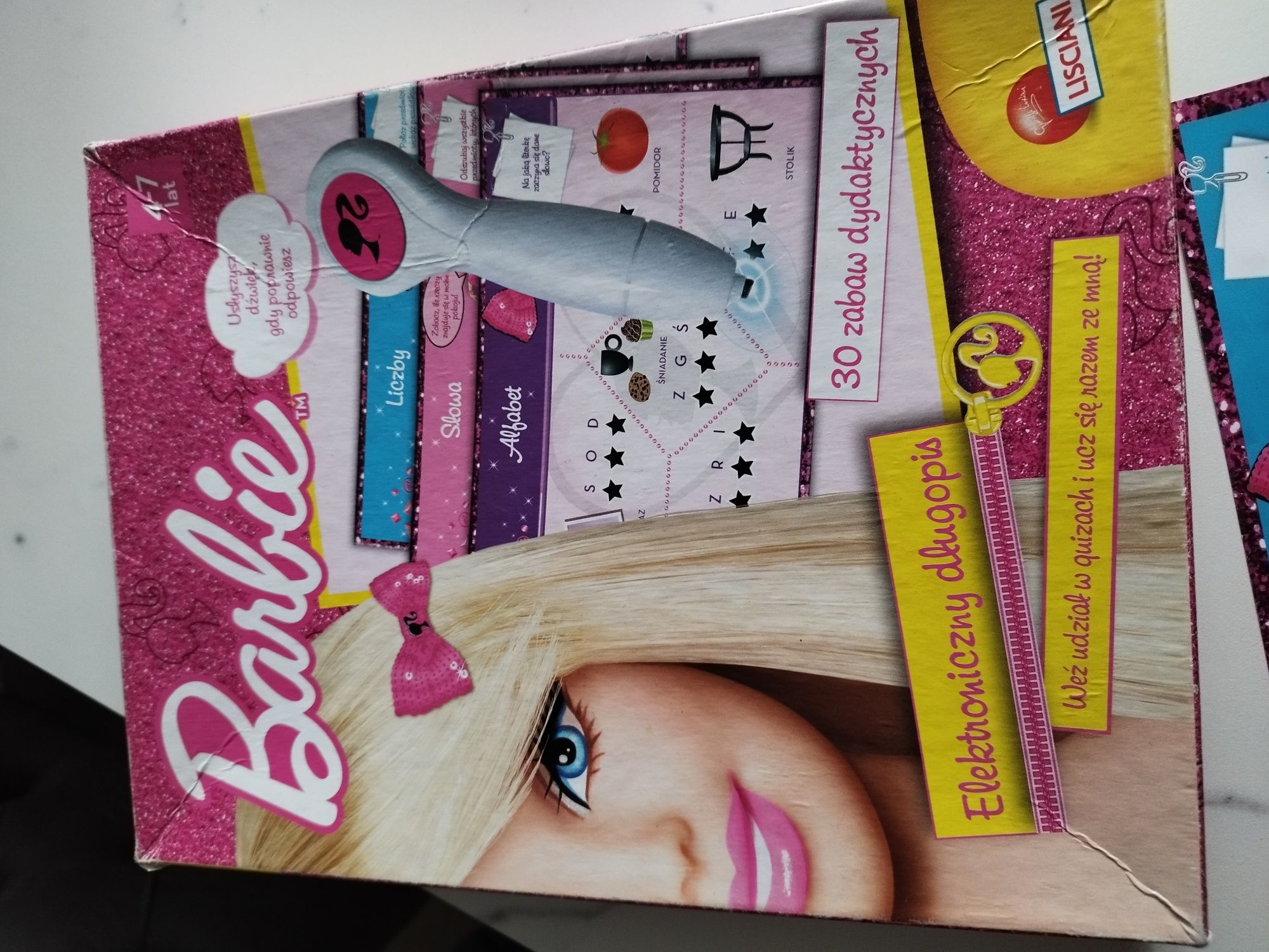 Barbie gra z długopisem